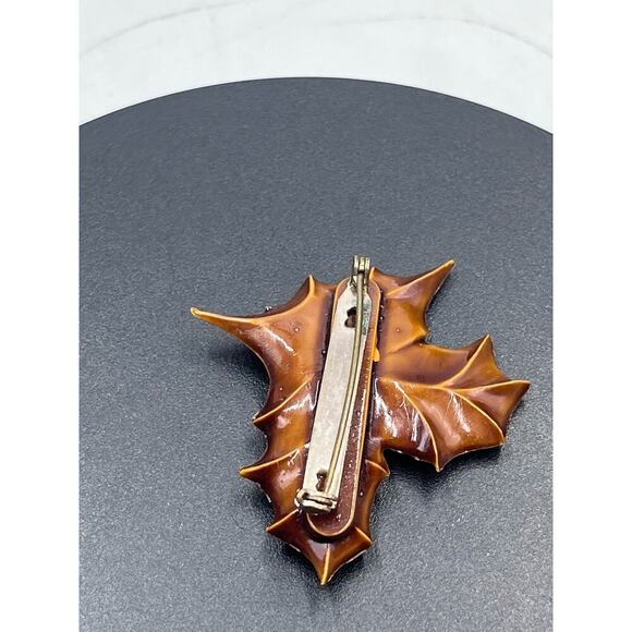 Vintage Celluloid Christmas Holly Leaves Pin Brooch with Red Plastic Berries - Picture 9 of 11